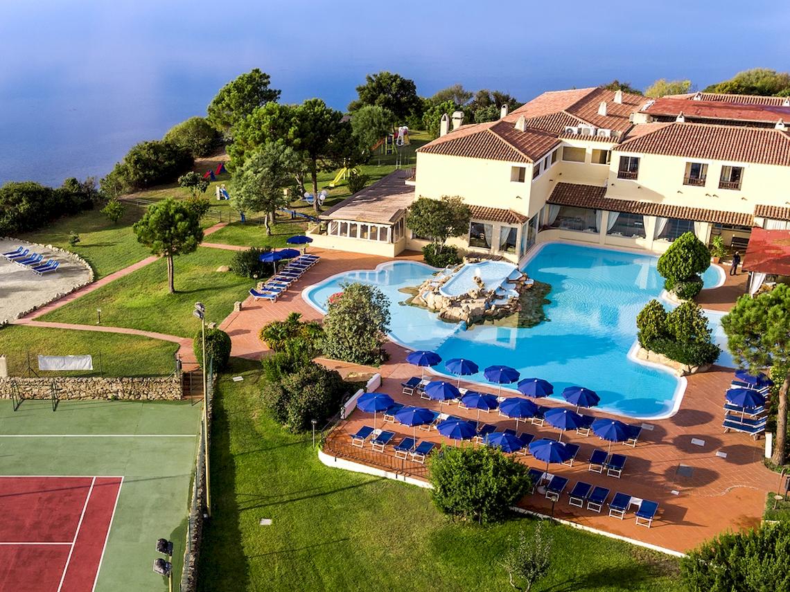 Luftaufnahme des Colonna Hotel Du Golf mit Swimmingpool, Sonnenliegen und Tennisplatz.