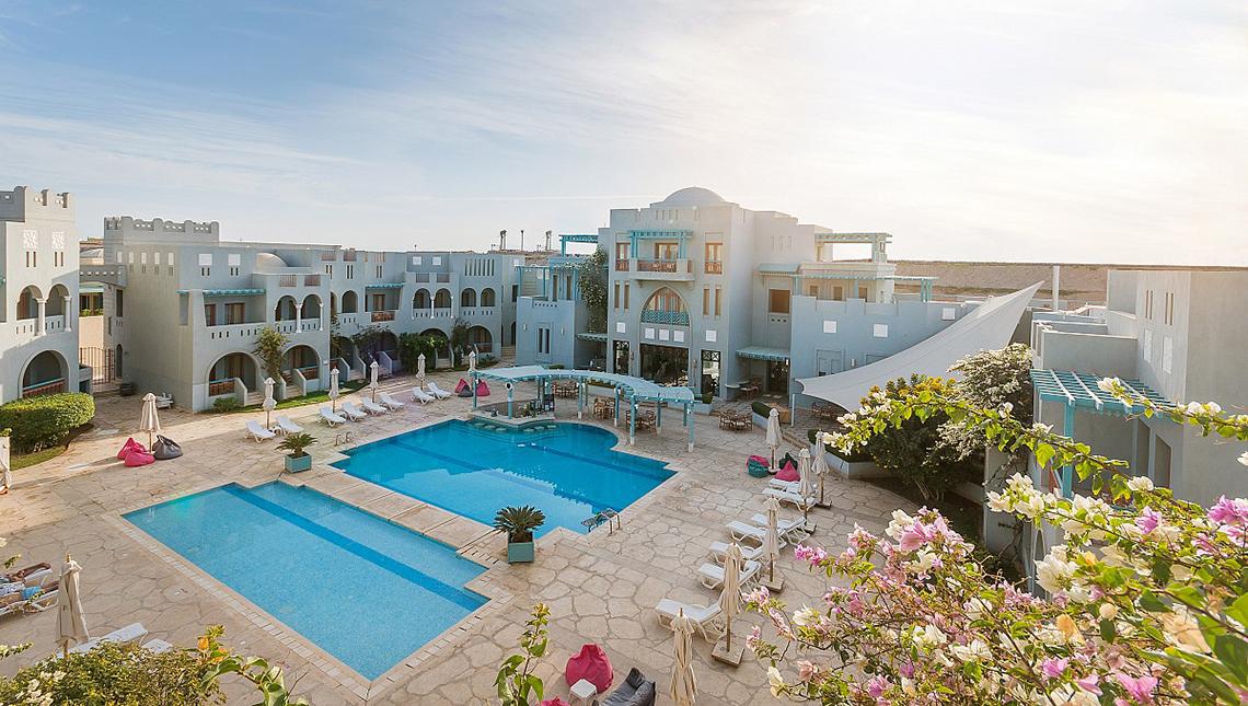 Luftaufnahme des Fanadir Hotel El Gouna mit Swimmingpool und Liegebereich