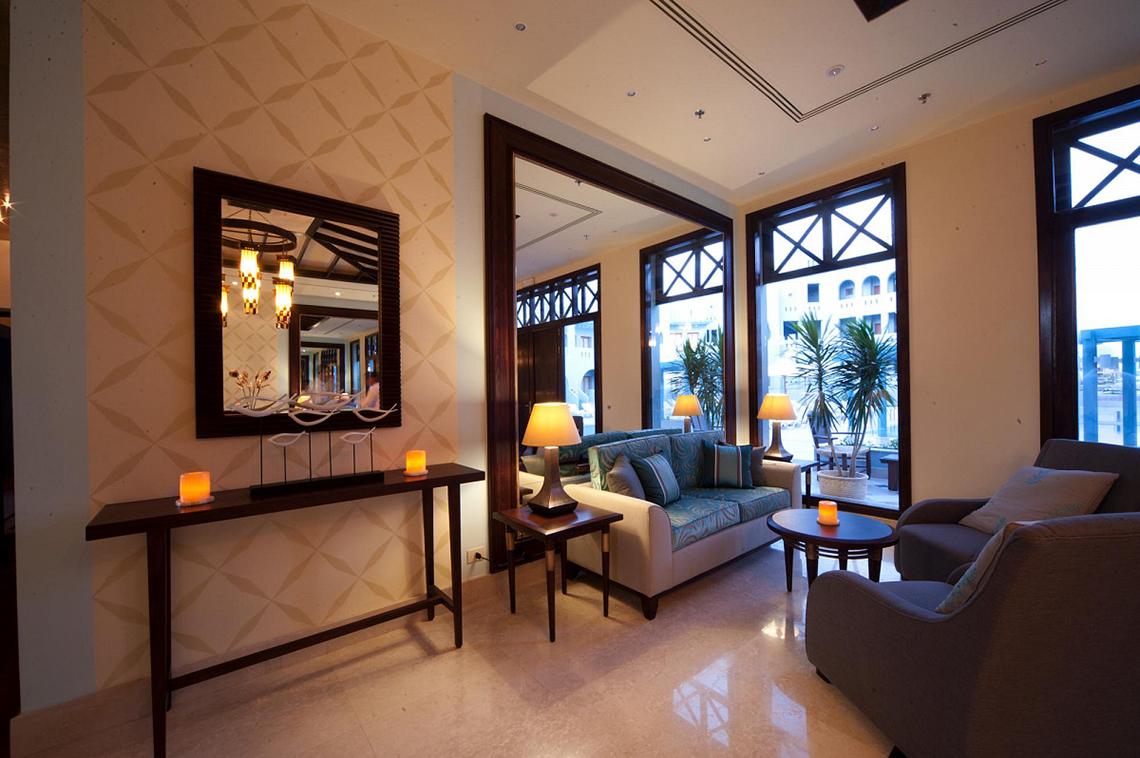 Innenbereich des Fanadir Hotel El Gouna mit Sofas, Lampen und einem Spiegel.