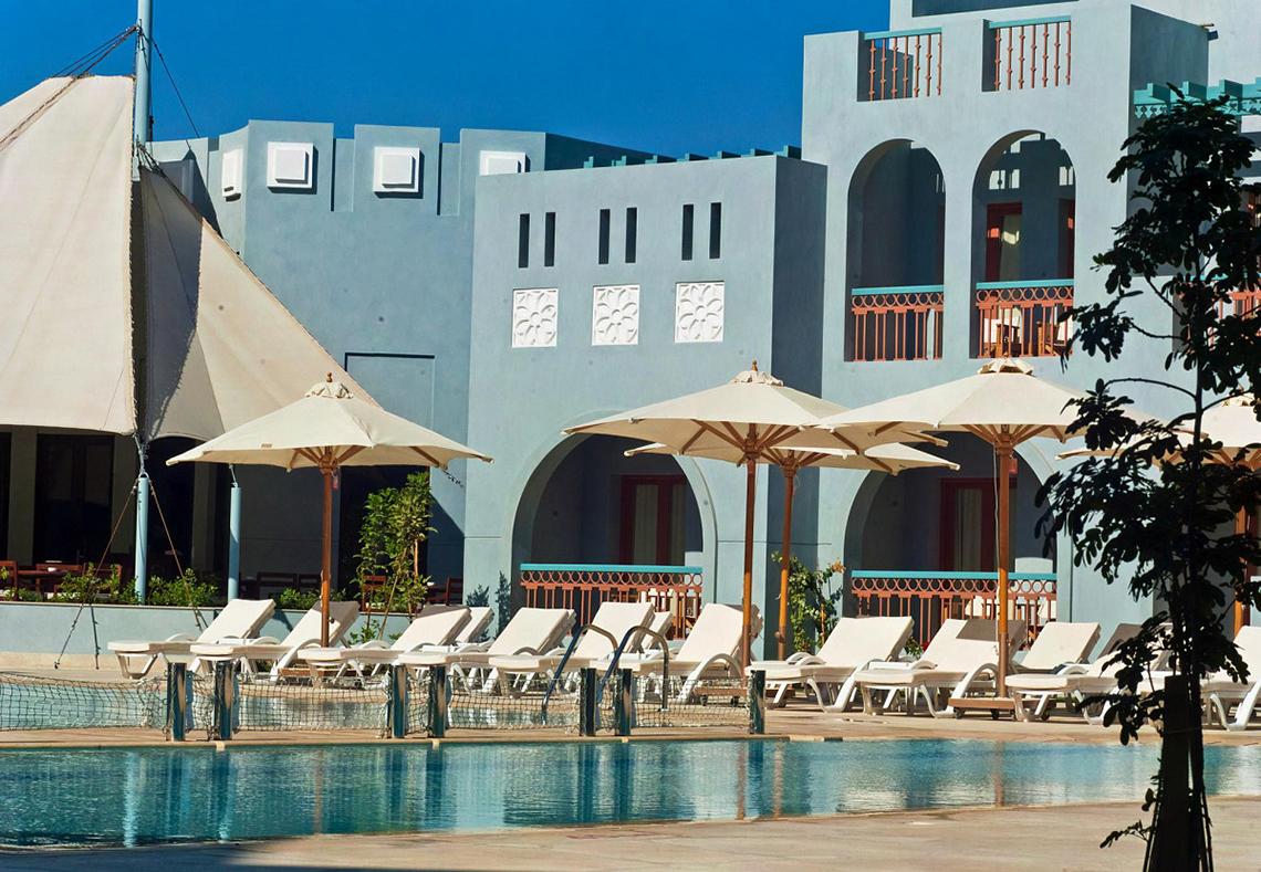 Poolbereich des Fanadir Hotel El Gouna mit Liegestühlen und Sonnenschirmen.