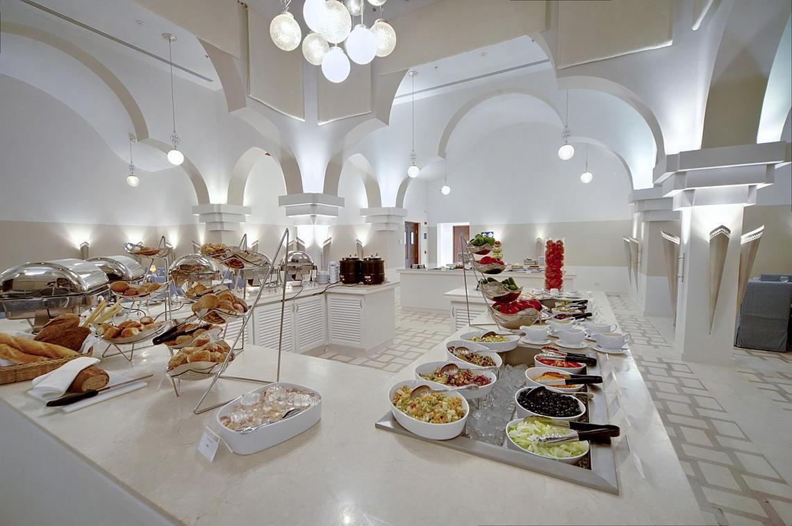 Buffetsaal im Fanadir Hotel El Gouna mit verschiedenen Speisen und modernen Inneneinrichtung.