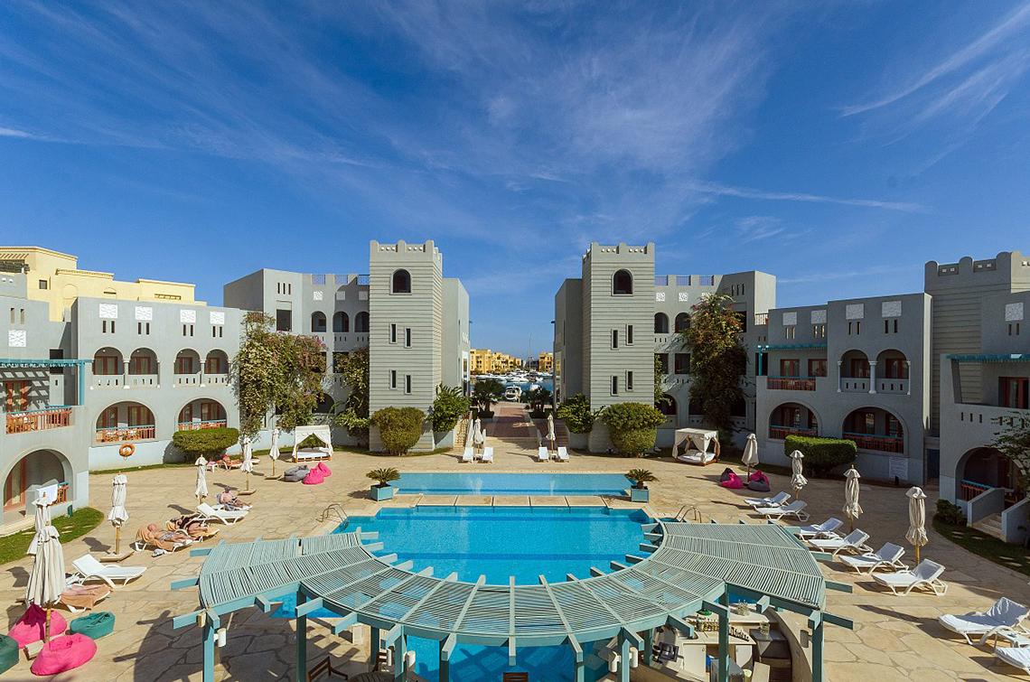 Außenbereich des Fanadir Hotel El Gouna mit Swimmingpool, Lounge-Bereich und Gebäuden