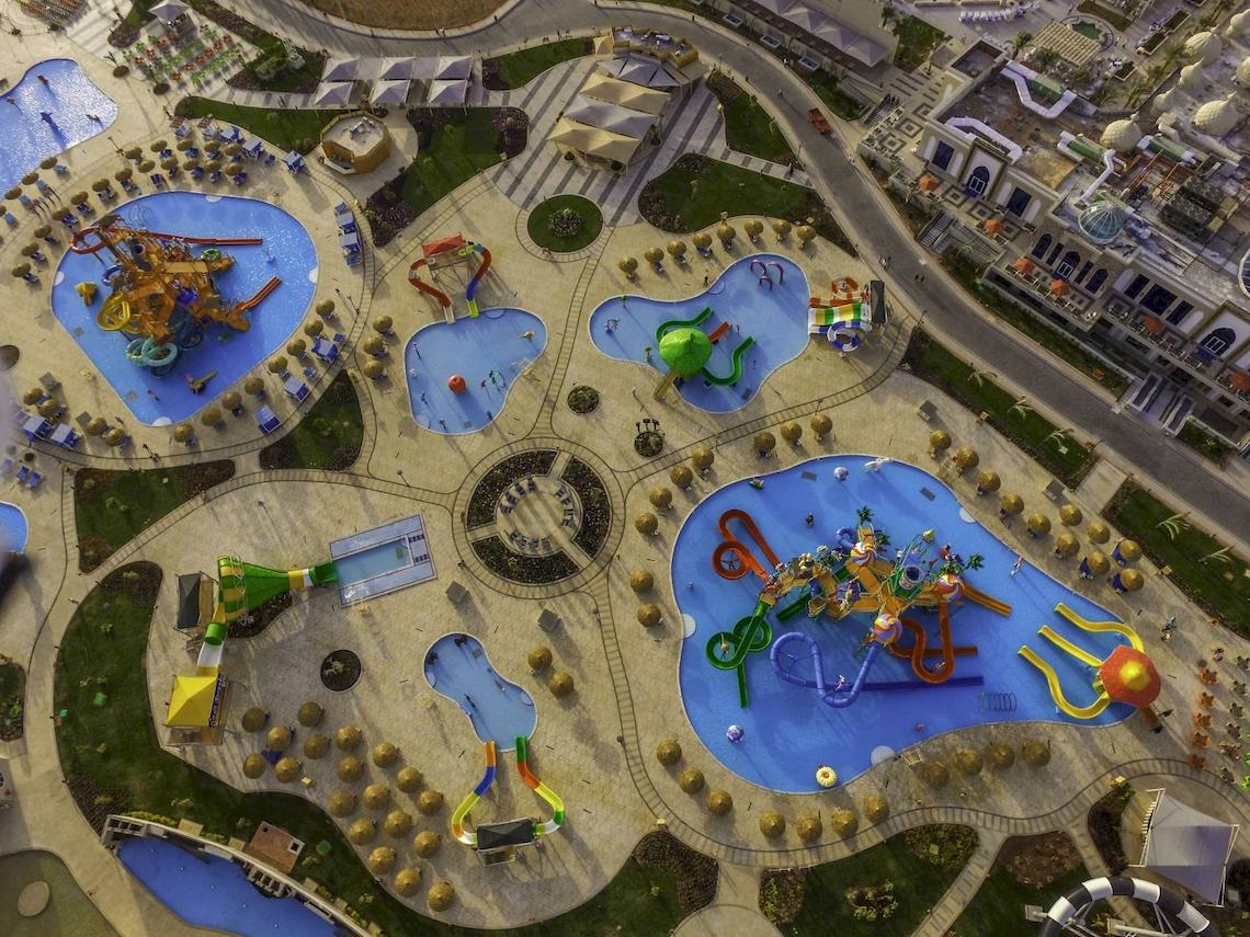Obenansicht des Pickalbatros Aqua Park Resorts in Sharm mit Wasserrutschen und Pools.