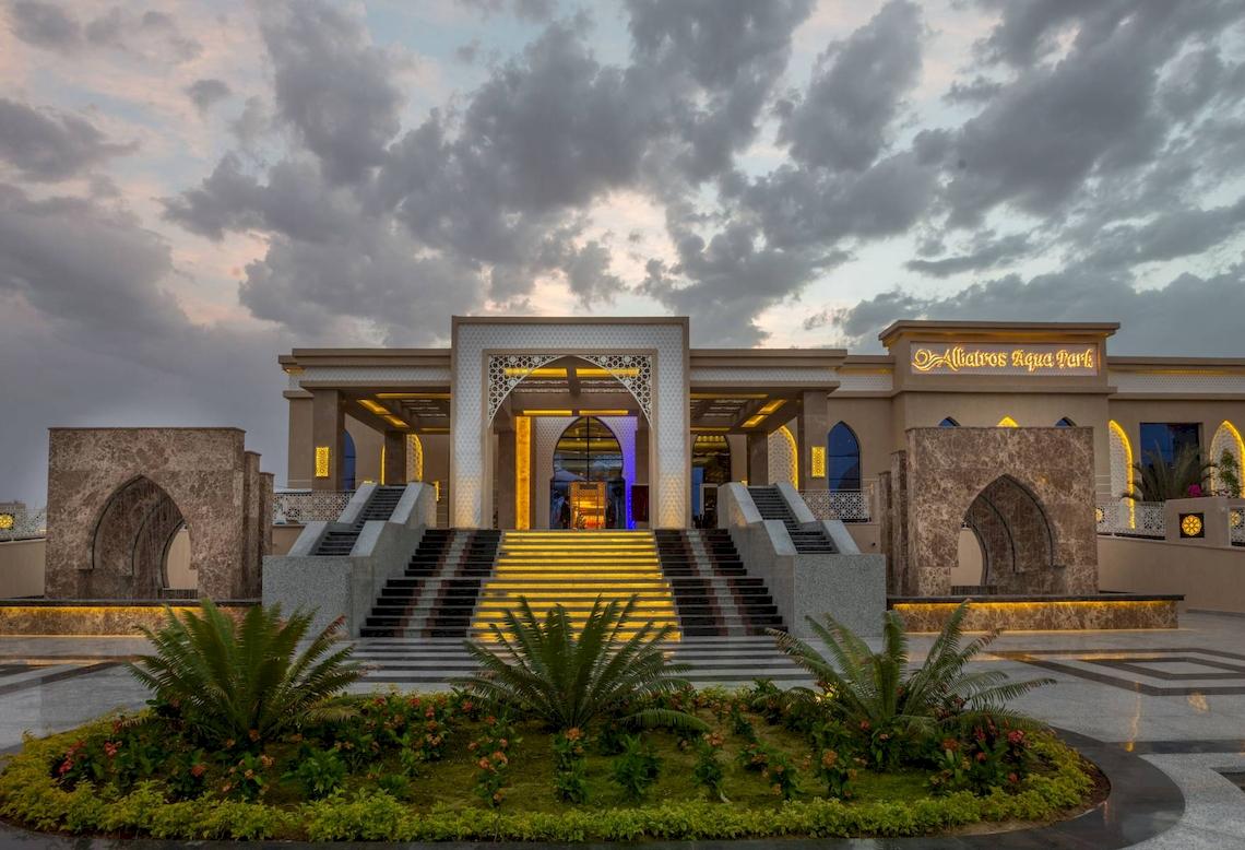Fassade des Pickalbatros Aqua Park Resort in Sharm mit illuminierten Stufen.