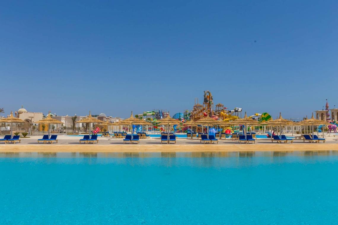 Strand des Pickalbatros Aqua Park Resorts in Sharm mit blauem Wasser und Wasserrutschen
