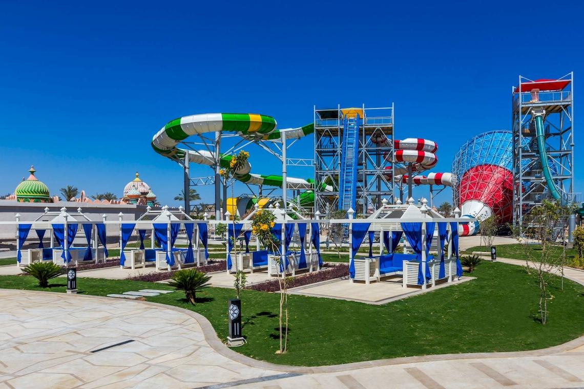 Außenbereich des Pickalbatros Aqua Park Resort in Sharm mit Wasserrutschen und Pavillons.