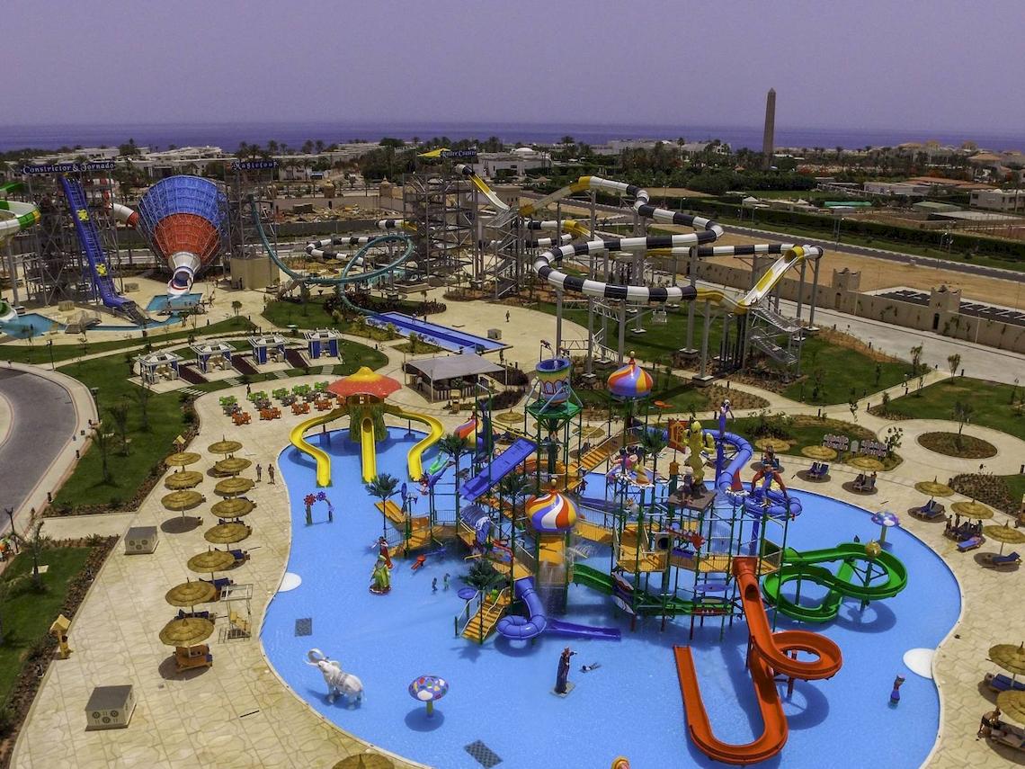 Luftaufnahme des Pickalbatros Aqua Park Resort - Sharm Wasserparks mit vielen Rutschen und Pools.