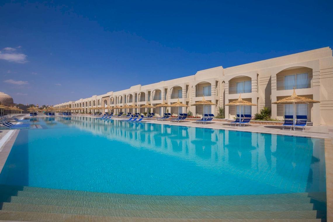 Außenpool des Pickalbatros Aqua Park Resort in Sharm mit blauen Liegen und Sonnenschirmen.
