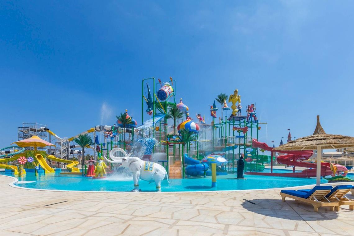 Wasserpark im Pickalbatros Aqua Park Resort in Sharm mit vielen Rutschen und einem Elefantenbrunnen