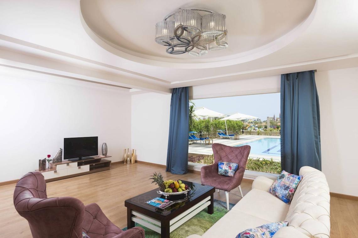 Wohnzimmer im Pickalbatros Aqua Park Resort - Sharm mit Blick auf den Pool.