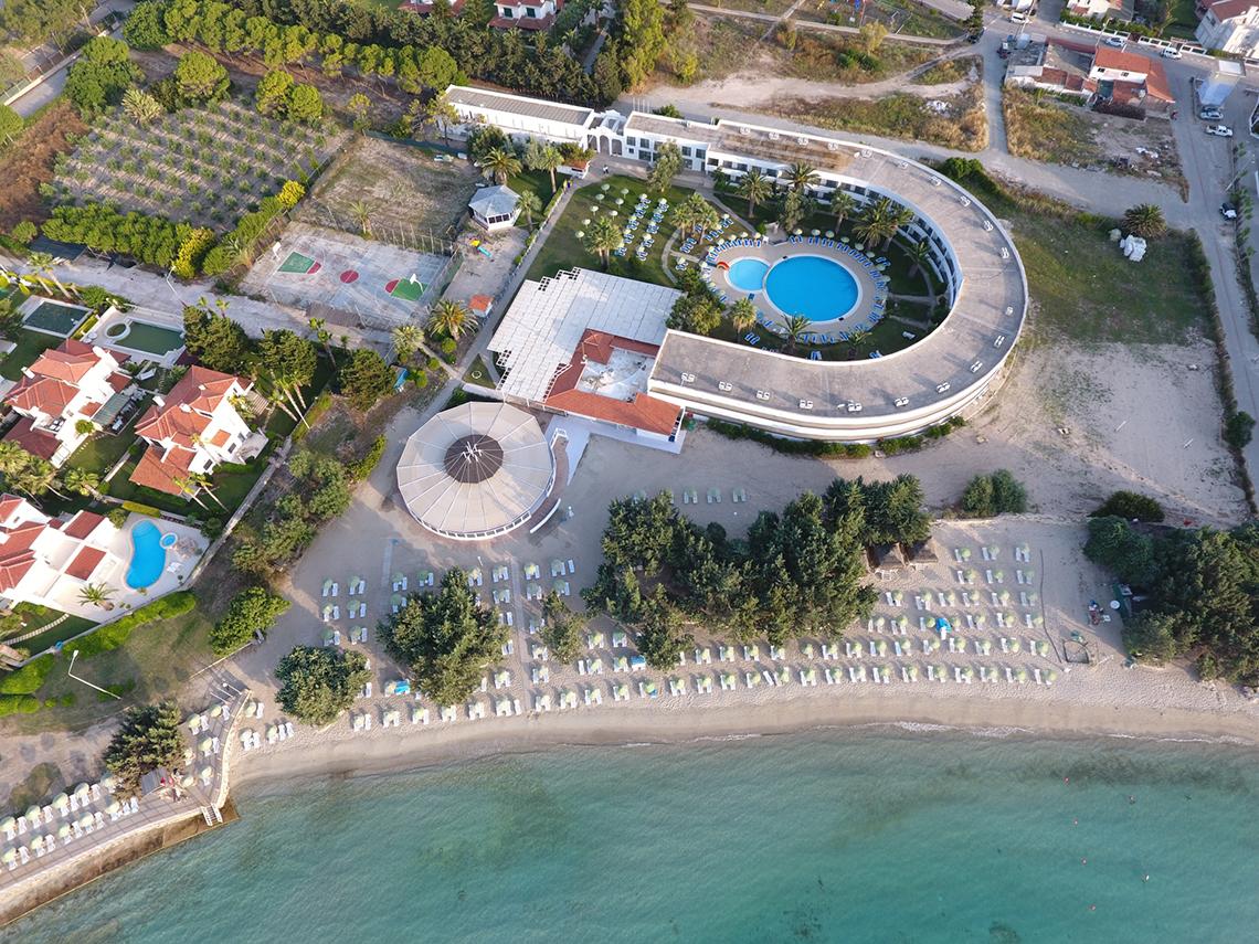 Luftaufnahme des Altin Yunus Hotel & Spa mit Swimmingpool und Strand