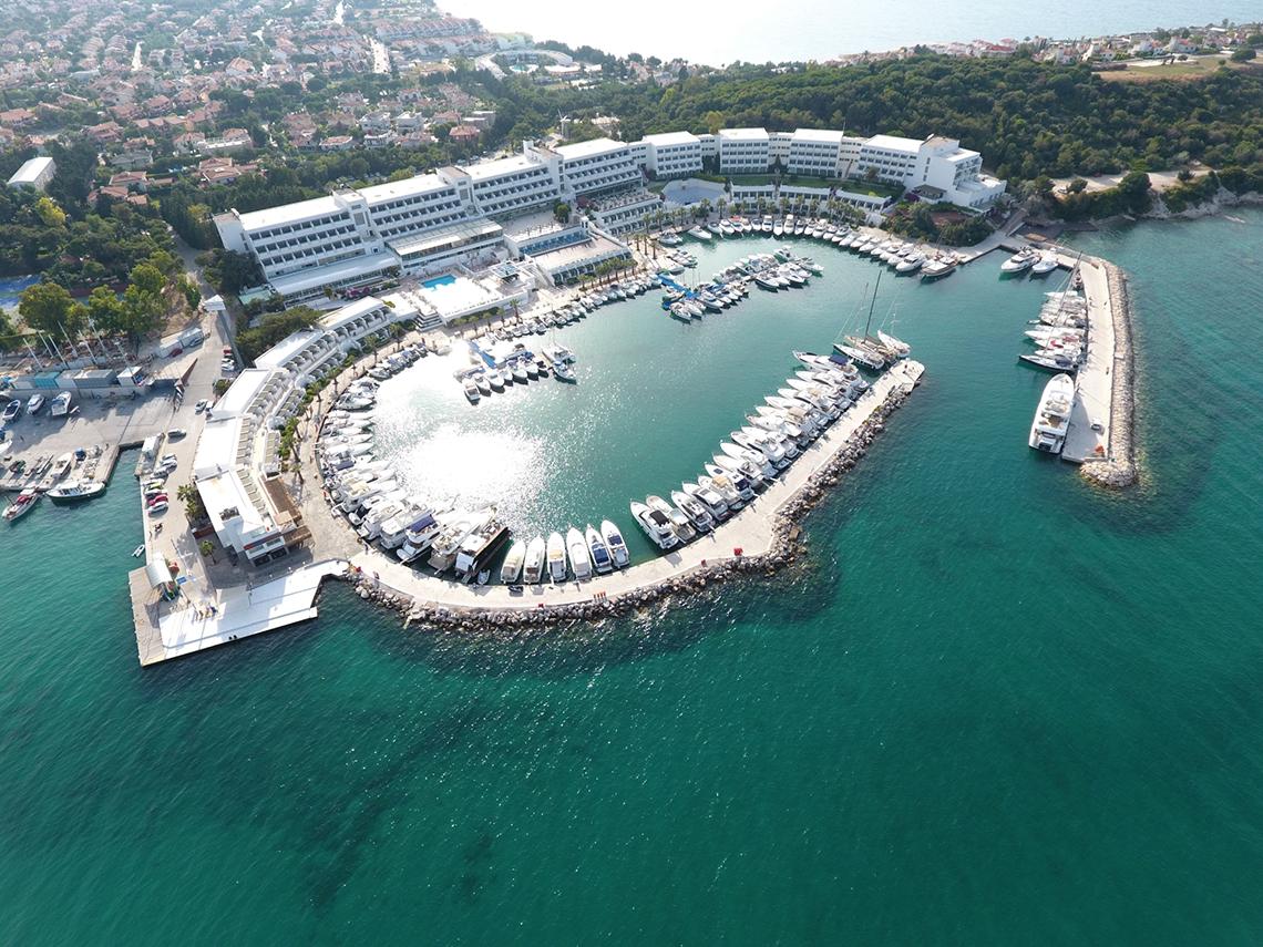 Luftaufnahme des Altin Yunus Hotel & Spa mit vielen Booten im Hafen