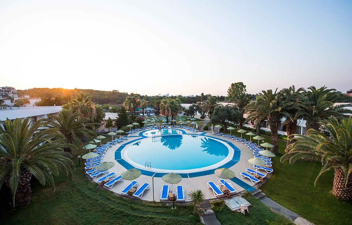 Luftaufnahme des Schwimmbeckens und der Liegestühle im Freien des Altin Yunus Hotel & Spa.