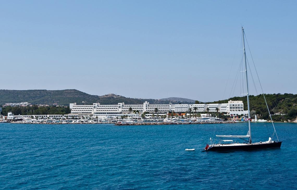 Segelboot im Hafen mit dem Altin Yunus Hotel und Spa im Hintergrund