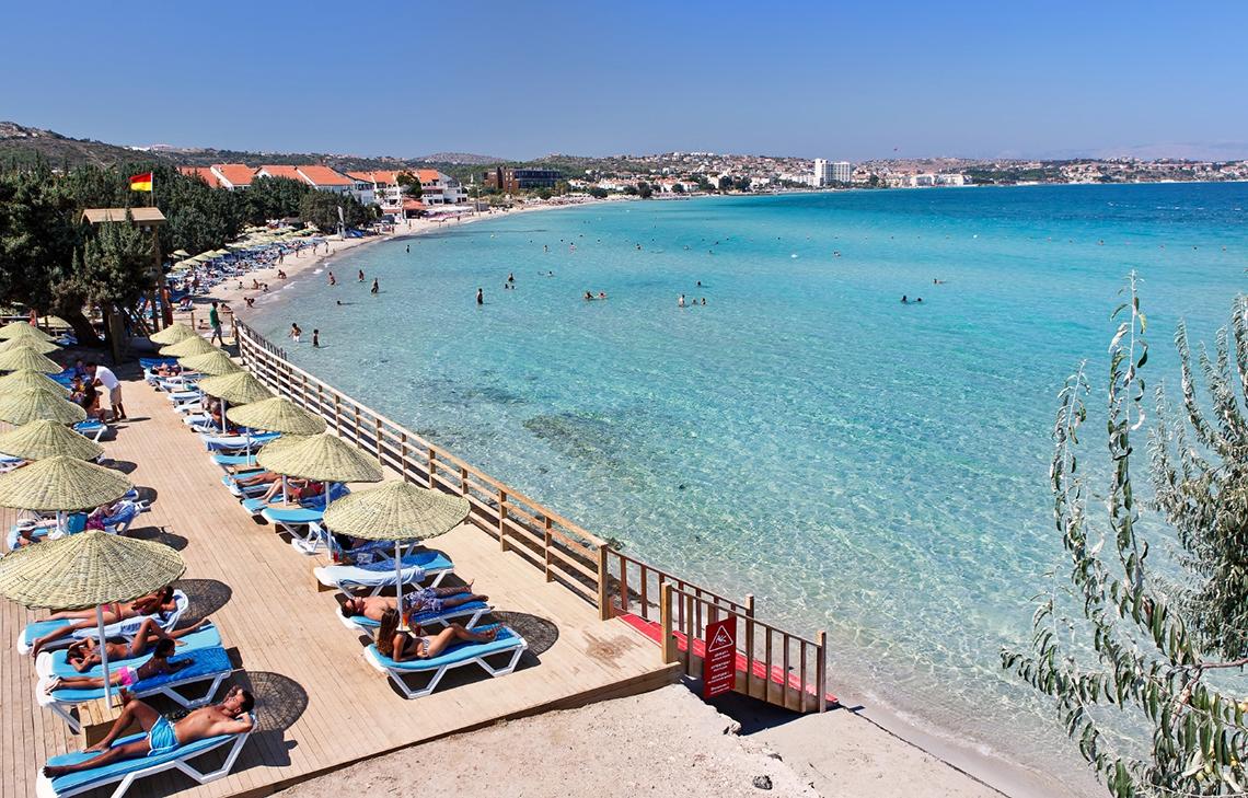 Sonnenliegen und Umbrellas am Strand des Altin Yunus Hotel & Spa
