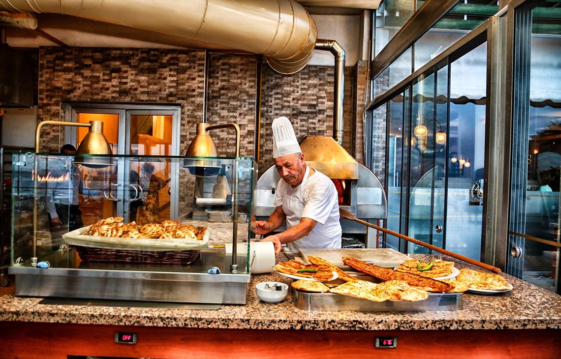 Koch im Restaurant des Altin Yunus Hotel & Spa, der Speisen zubereitet.