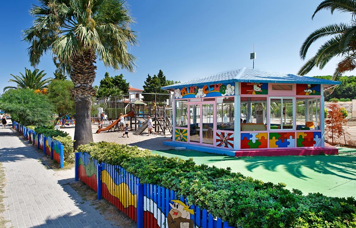 Kinderspielplatz im Altin Yunus Hotel & Spa mit bunten Gebäuden und Spielgeräten.