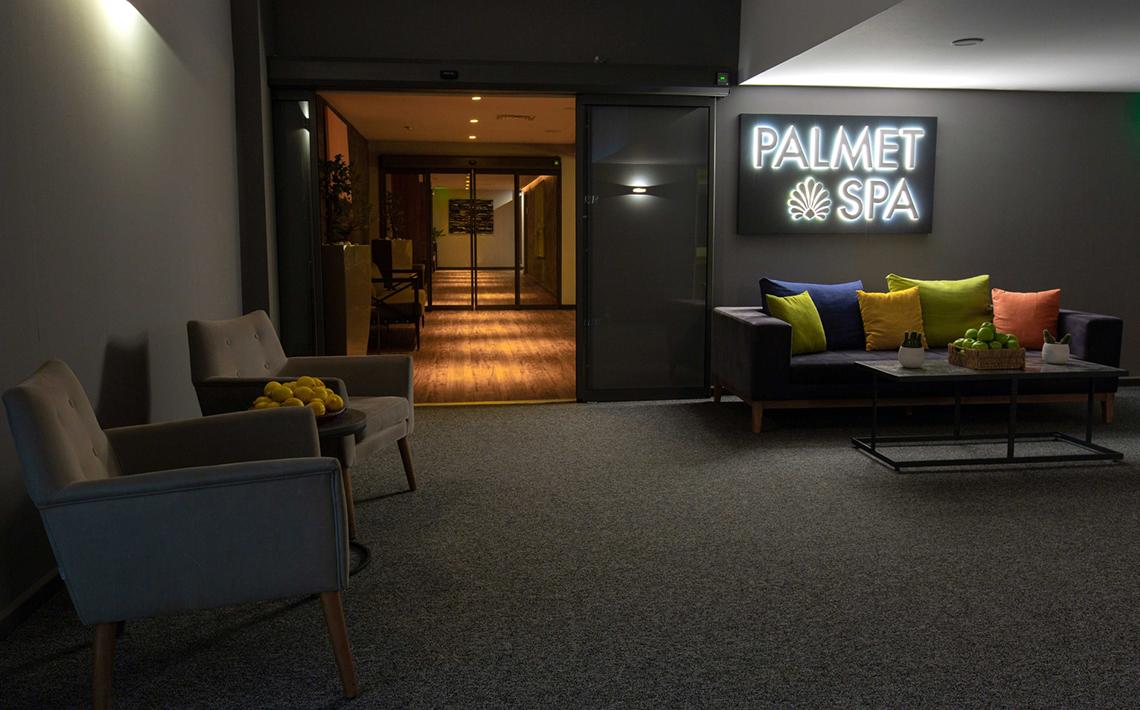 Loungbereich vor dem Eingang des Altin Yunus Hotel & Spa mit Couch, Sesseln und Tisch.
