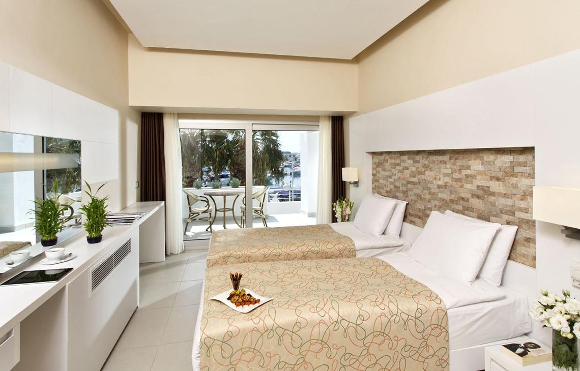 Doppelzimmer im Altin Yunus Hotel & Spa mit Balkon und Hafenblick.