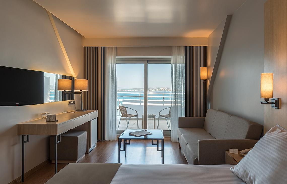 Hotelzimmer im Altin Yunus Hotel mit Meerblick, Möbel und Balkon
