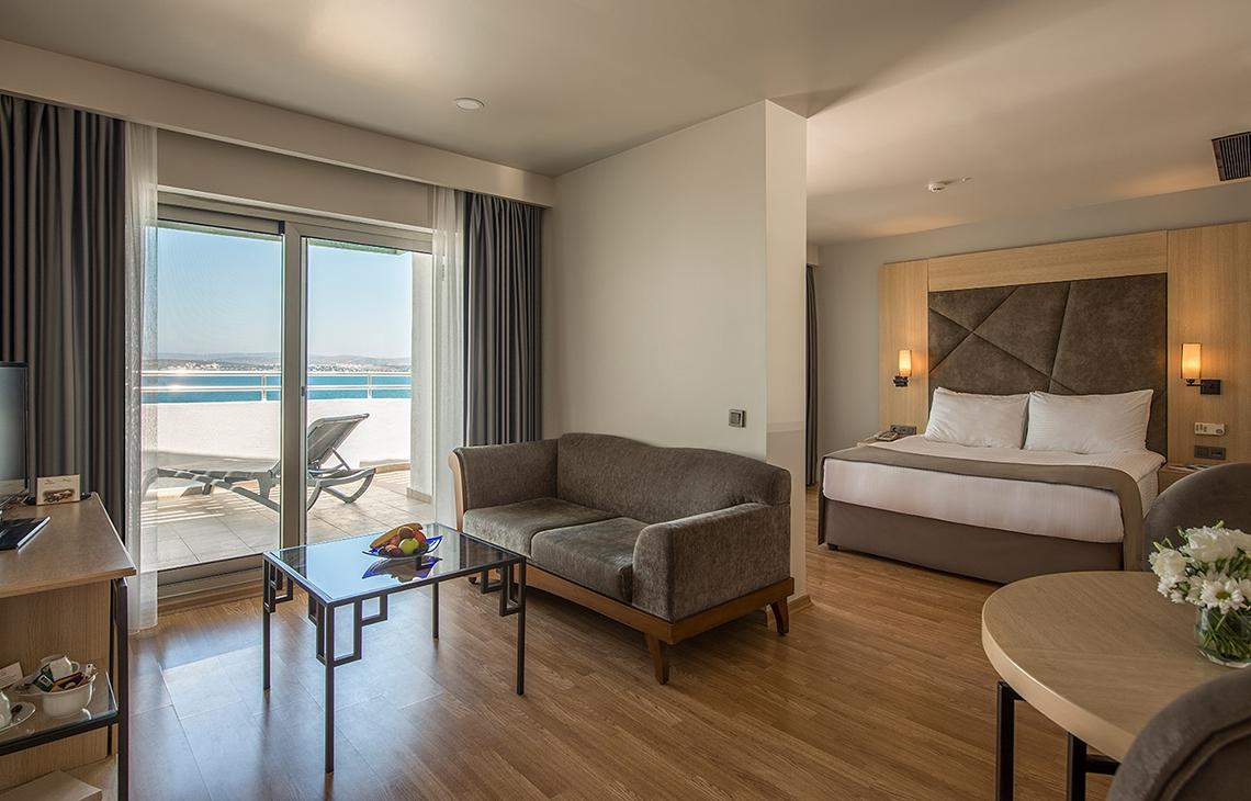 Innenansicht einer Suite im Altin Yunus Hotel mit Blick auf das Meer.