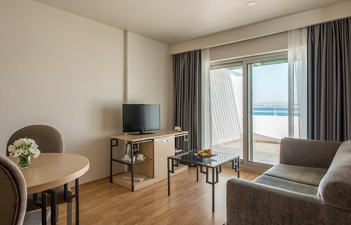 Hotelzimmer mit Fernseher, Tisch, Couch und Balkon im Altin Yunus Hotel & Spa