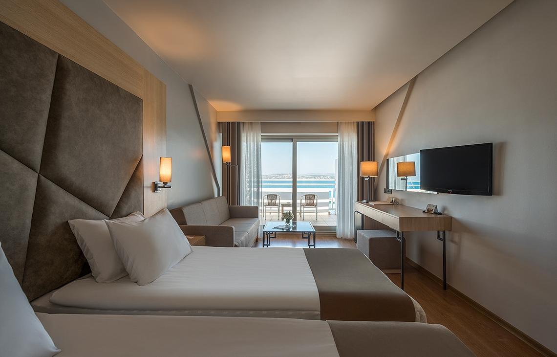 Doppelzimmer im Altin Yunus Hotel & Spa mit Meerblick und moderner Einrichtung.