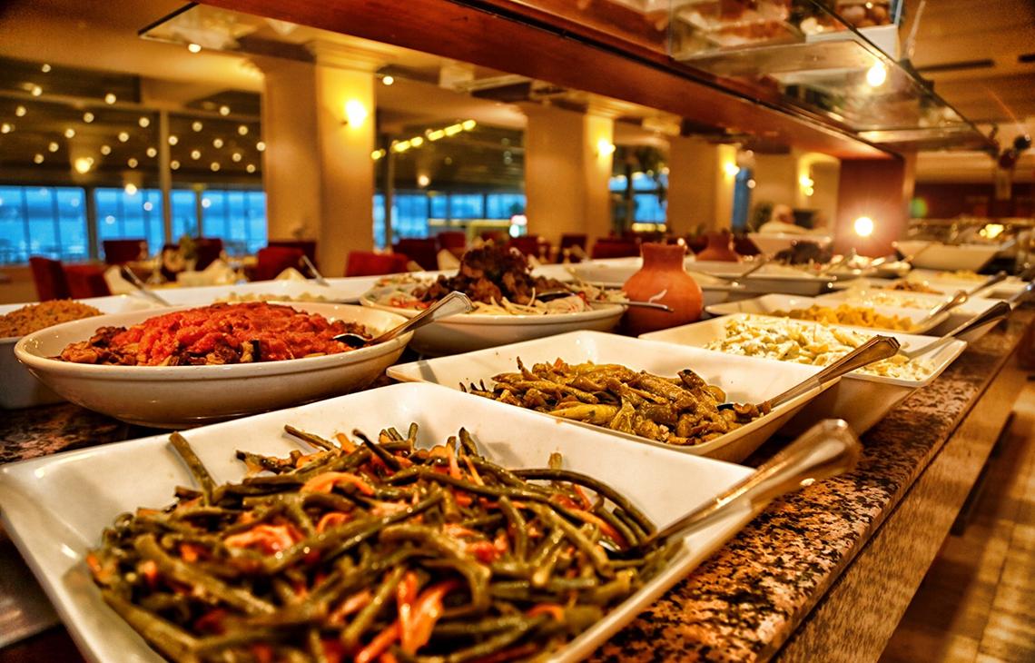 Buffet im Altin Yunus Hotel & Spa mit verschiedenen Gerichten auf einer Marmortheke.