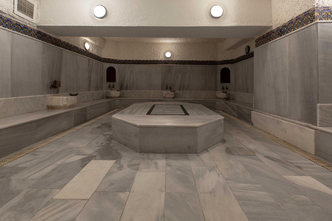 Das Dampfbad im Altin Yunus Hotel & Spa mit grauen Marmorwänden und Boden.
