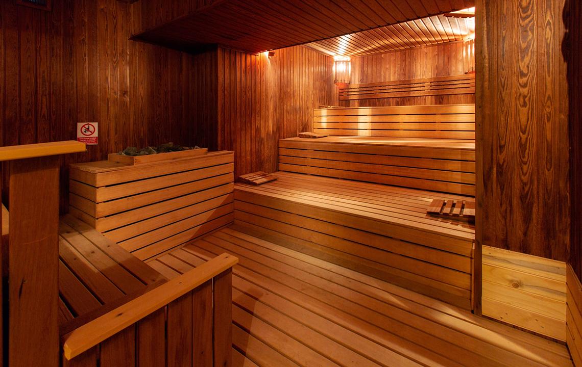 Saunabereich im Altin Yunus Hotel & Spa mit Holzwänden und Bänken
