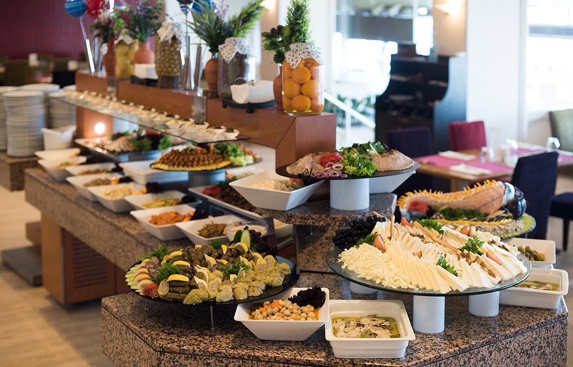 Buffet-Tisch im Altin Yunus Hotel & Spa mit verschiedenen Gerichten und Salaten.