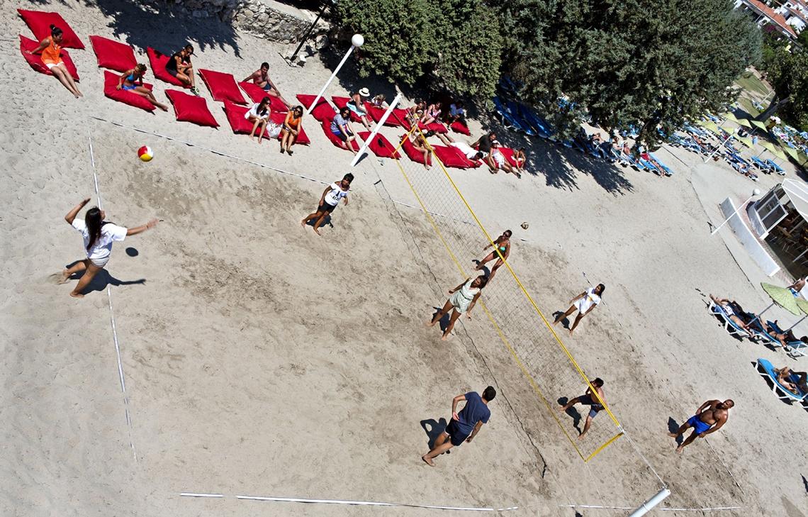 Ein Foto von einem Volleyballspiel am Strand des Altin Yunus Hotel & Spa.