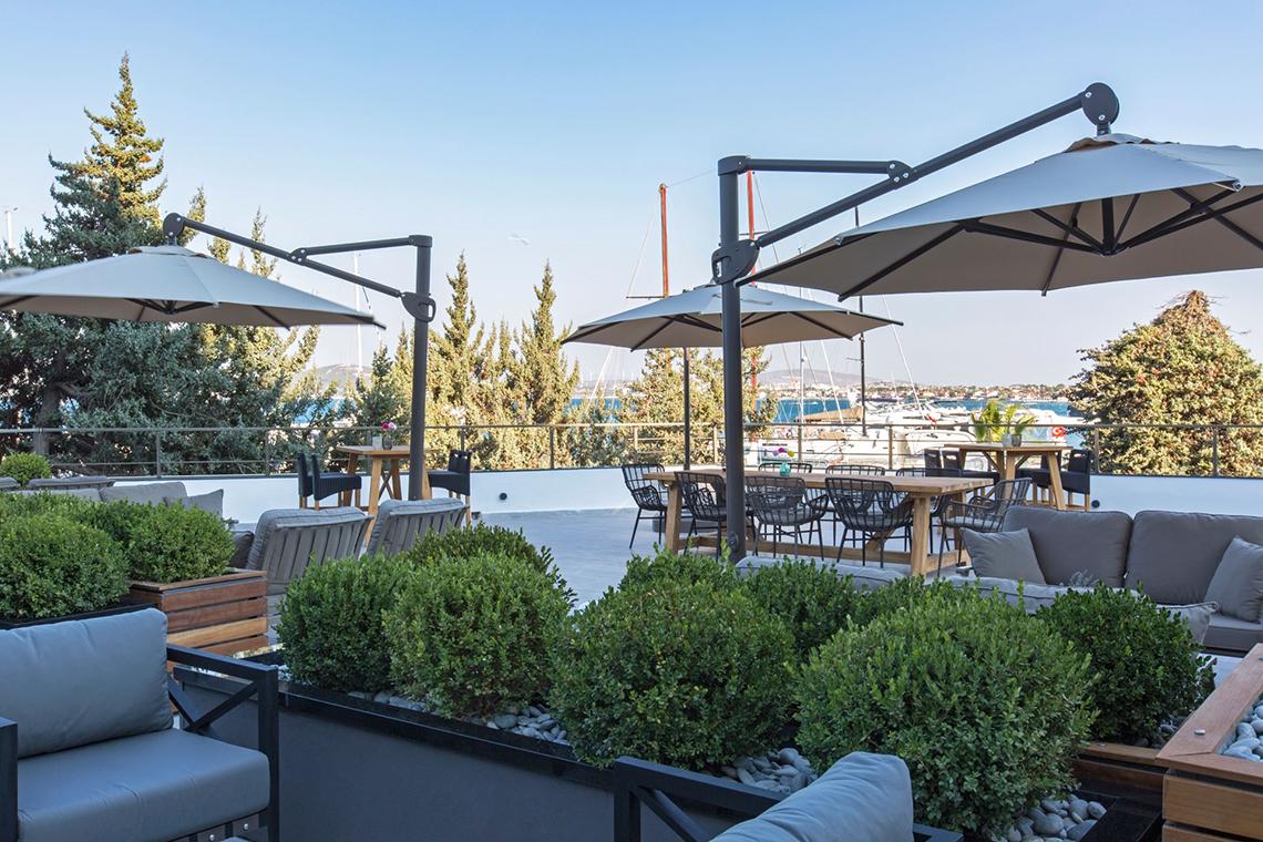 Terrasse des Altin Yunus Hotel & Spa mit Tischen, Stühlen und Sonnenschirmen