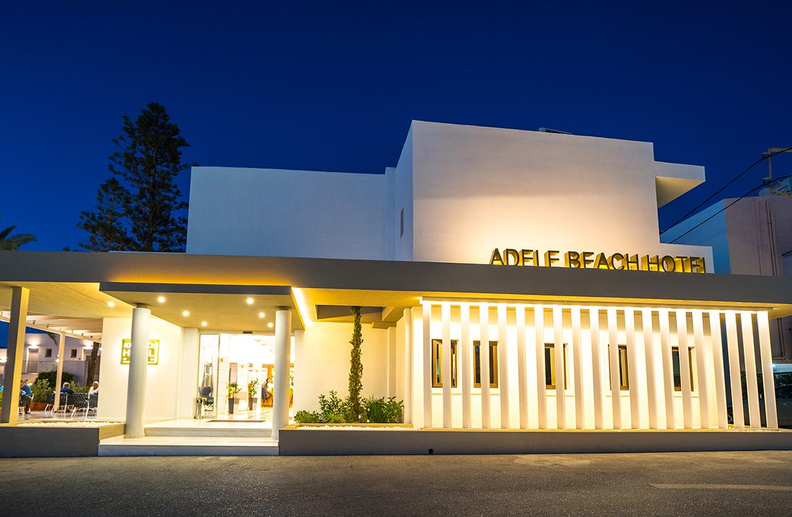 Foto des Adele Beach Hotels bei Nacht mit Beleuchtung und Eingangsbereich