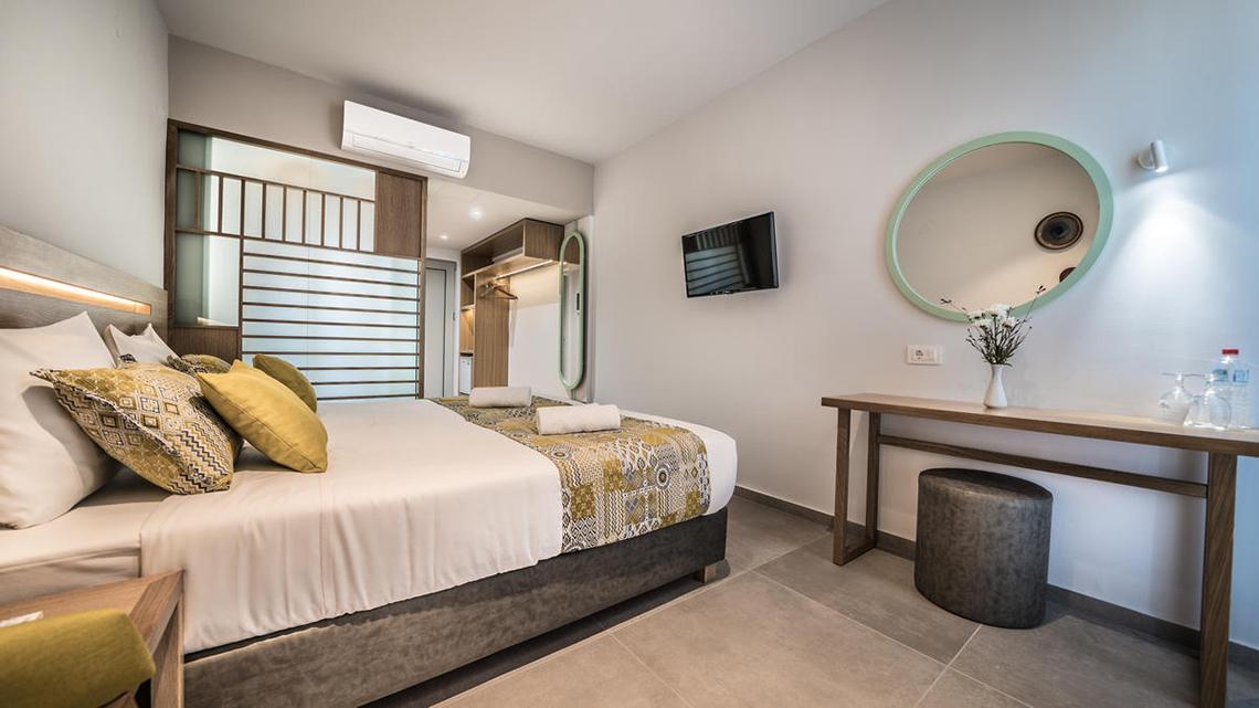 Adele Beach Hotel Zimmer mit Bett, Dekor und Möbeln