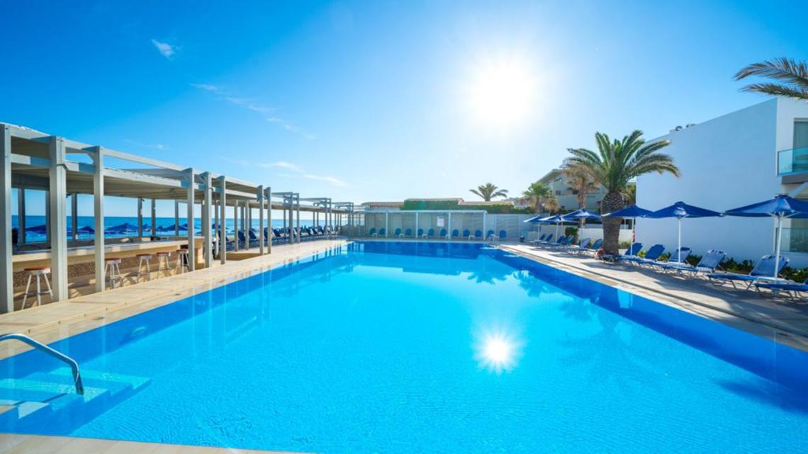 Außenpool des Adele Beach Hotels mit Blick auf das Meer und Sonnenschirmen