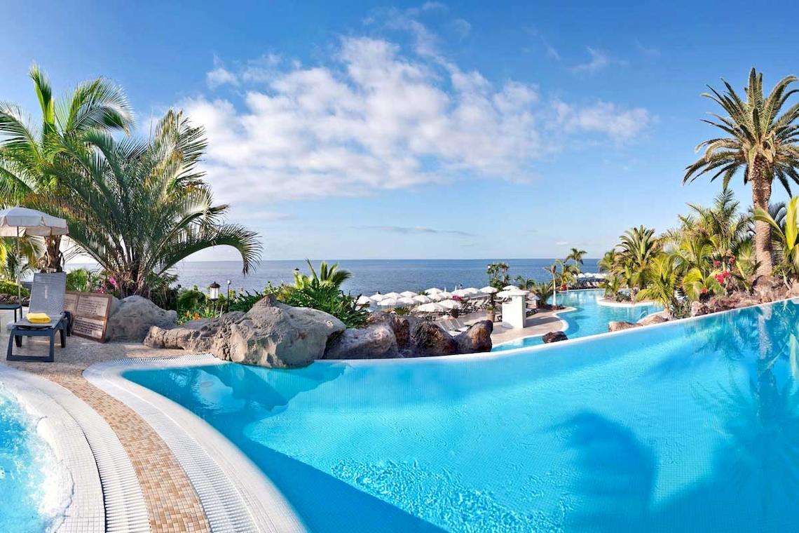 Pool im Roca Nivaria Gran Hotel mit Blick auf das Meer und Palmen