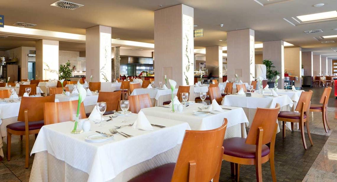 Restaurant im Roca Nivaria Gran Hotel mit gedeckten Tischen und Stühlen.