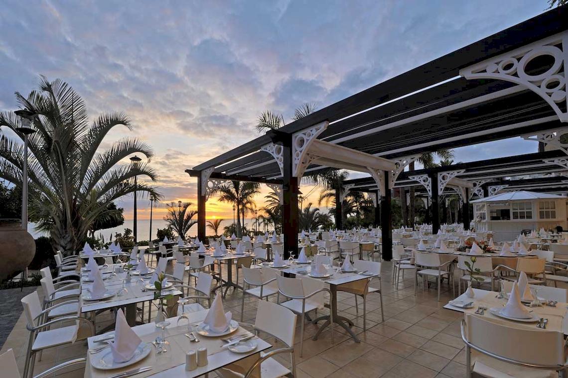 Außenbereich des Roca Nivaria Gran Hotel mit vielen Tischen und Stühlen unter einem Pavillon