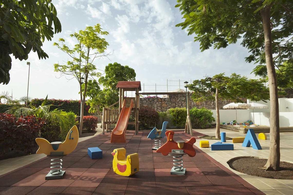 Kinderspielplatz im Freien des Roca Nivaria Gran Hotel mit Rutsche und bunten Spielgeräten