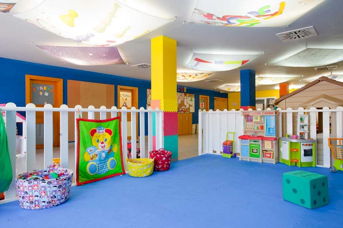 Kinderspielbereich im Roca Nivaria Gran Hotel mit bunten Wänden, Spielzeug und weichen Böden.