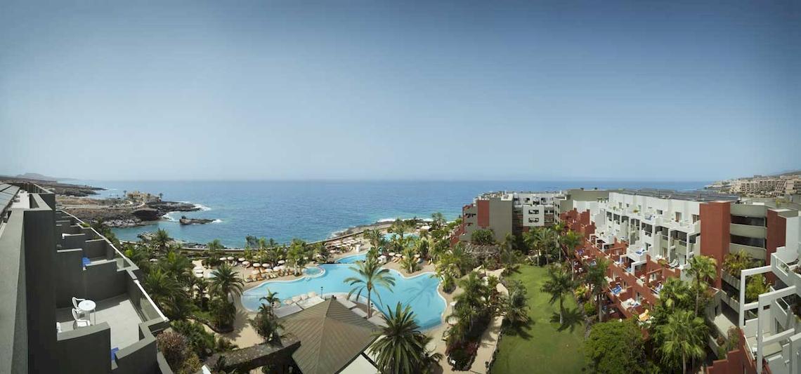 Aussenansicht des Roca Nivaria Gran Hotel mit Blick auf den Ozean und den Pool