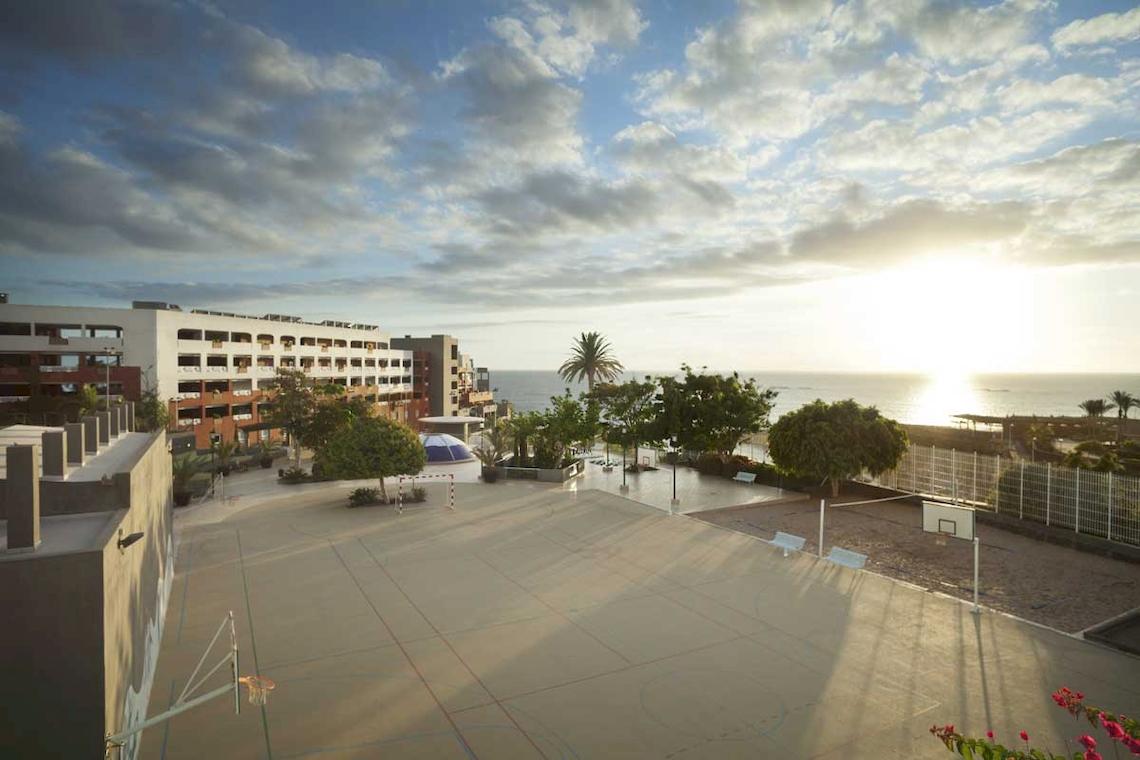 Aussicht auf den Basketballplatz des Roca Nivaria Gran Hotels mit Blick auf das Meer und Gebäude.
