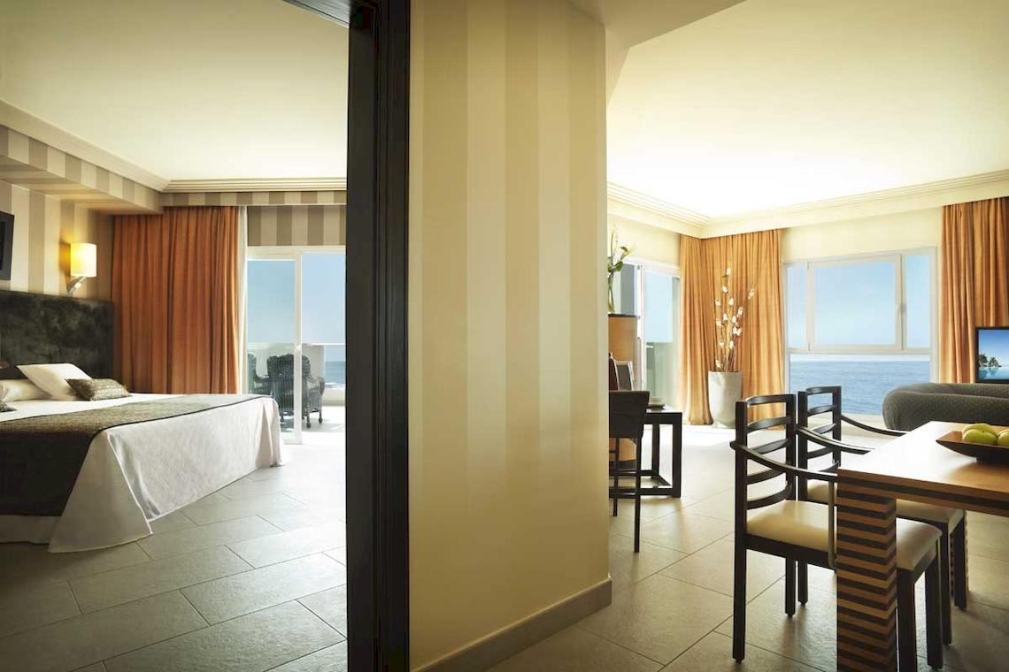 Innenansicht einer Suite im Roca Nivaria Gran Hotel mit Blick auf das Meer.