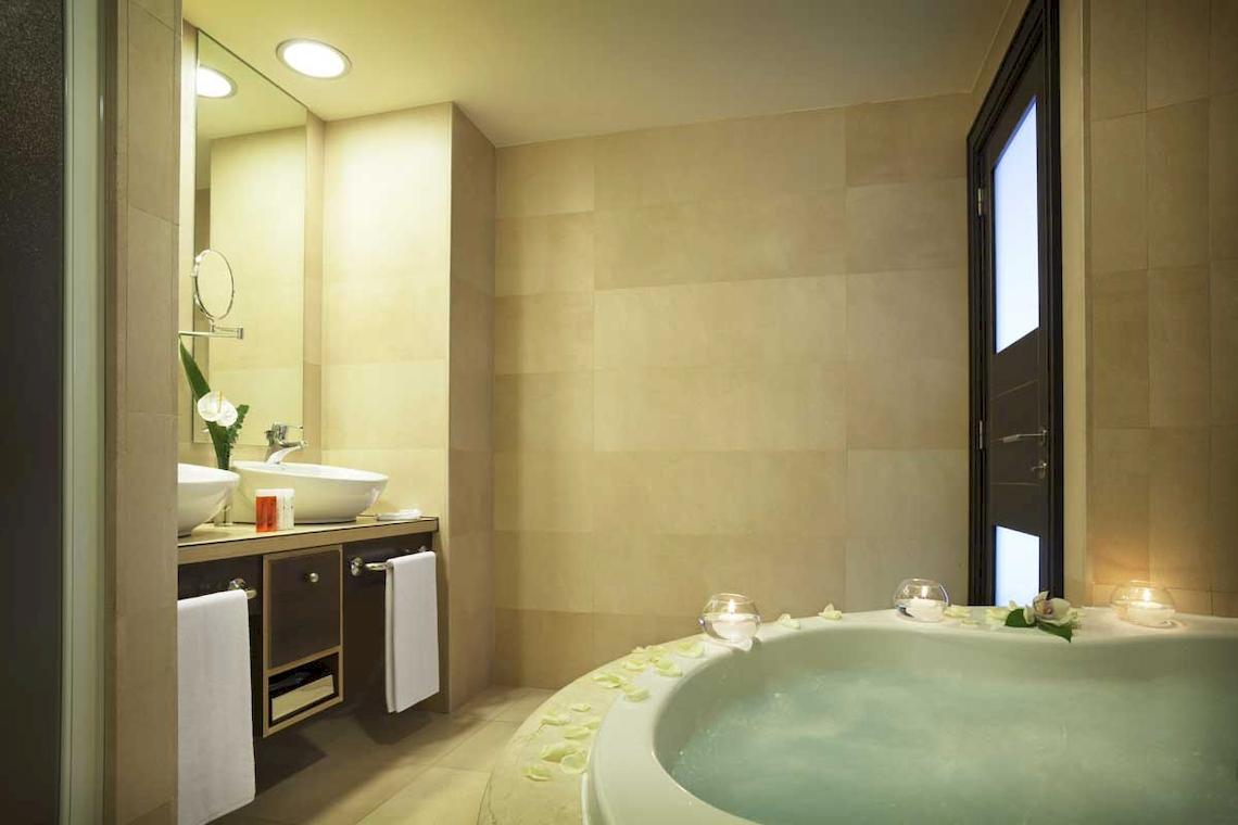 Ein Badezimmer im Roca Nivaria Gran Hotel mit Badewanne, Waschbecken und Spiegel.