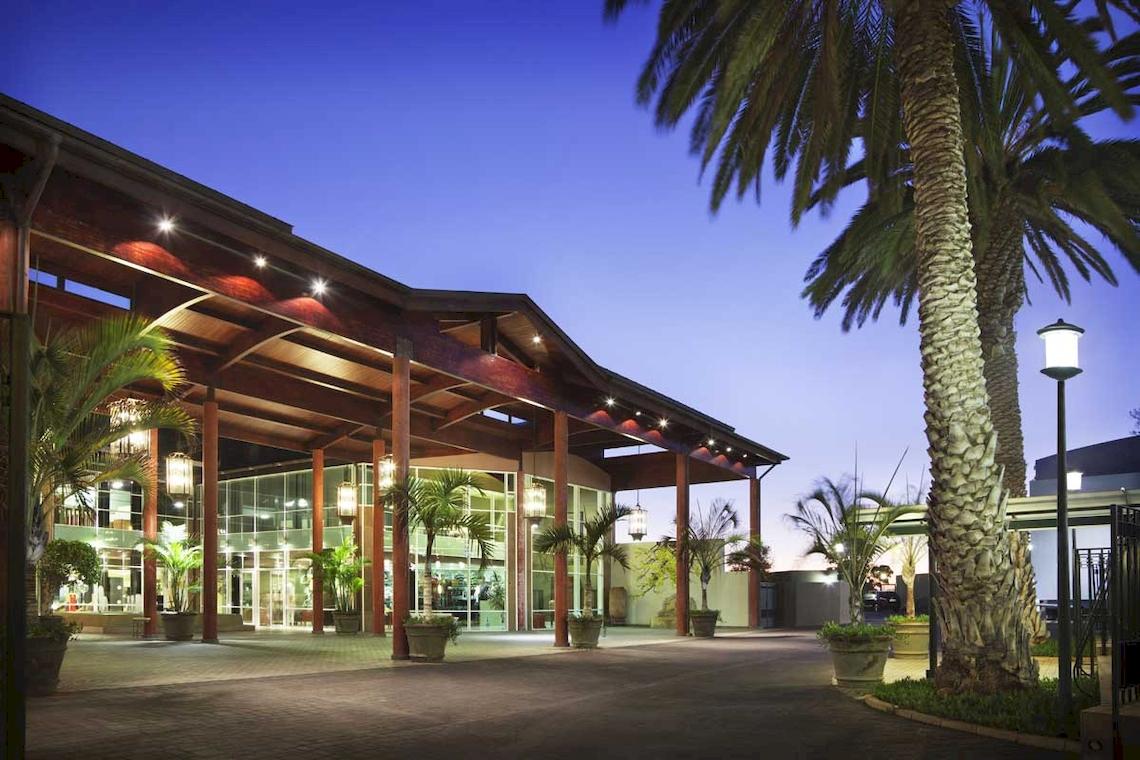 Der Eingangsbereich des Roca Nivaria Gran Hotel bei Nacht mit Beleuchtung und Palmen.
