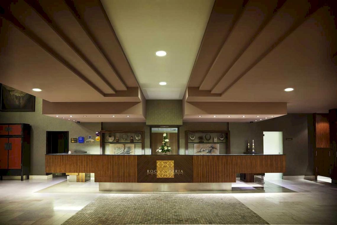 Empfangsbereich des Roca Nivaria Gran Hotel mit gemusterter Decke und Rezeptionstresen.