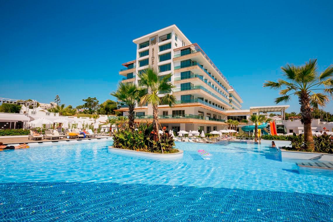 Außenansicht des Side Sunport Hotel & Spa mit großem Swimmingpool und Palmen