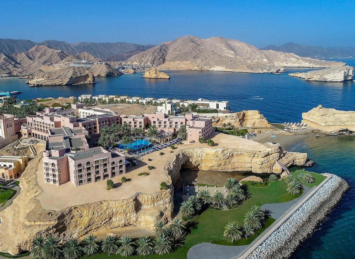 Oberflaechenansicht von Shangri-La Al Husn Resort & Spa mit Blick auf das Meer und die Berge