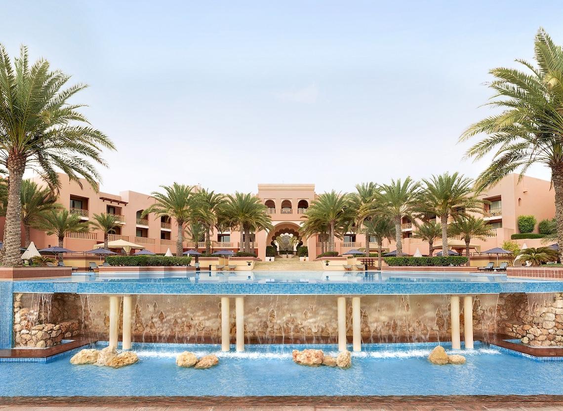 Außenpool des Shangri-La Al Husn Resort & Spa mit Wasserfall